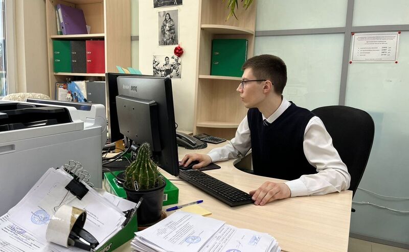 Файл:Young people at work.jpg